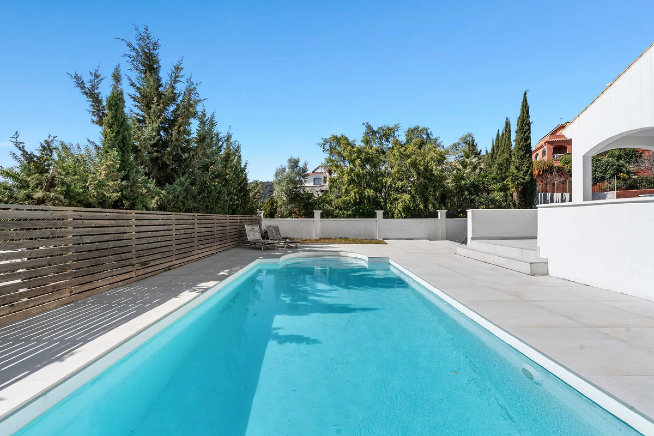 House - Detached Villa в продаже в Estepona, Málaga. В доме 5 спален и 4 ванных комнат. Площадь дома 452 м². Площадь участка 756 м²