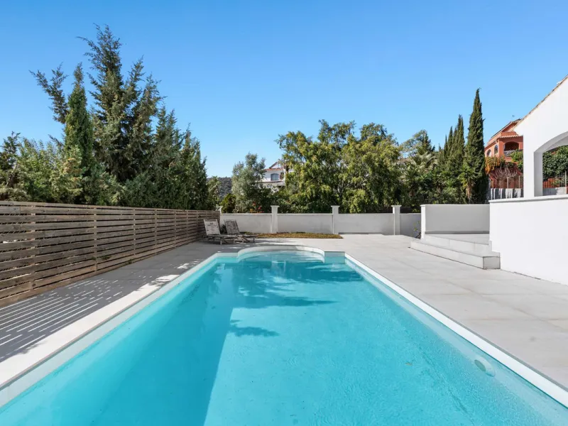 House - Detached Villa в продаже в Estepona, Málaga. В доме 5 спален и 4 ванных комнат. Площадь дома 452 м². Площадь участка 756 м²