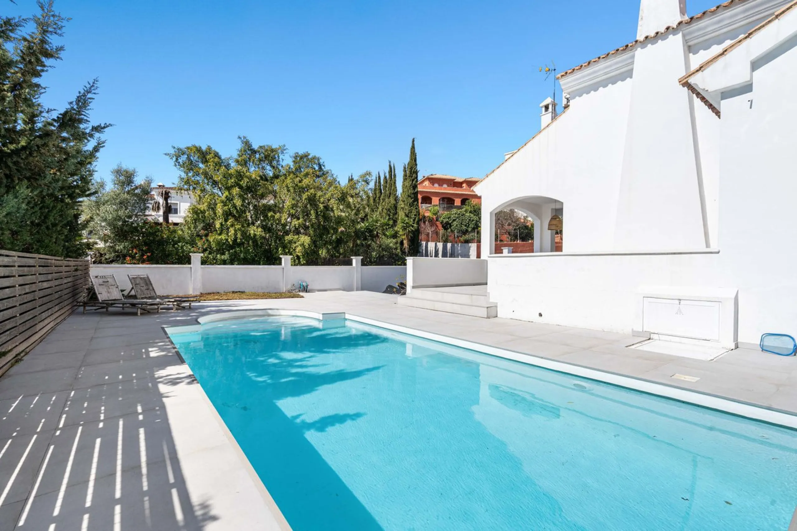 House - Detached Villa в продаже в Estepona, Málaga. В доме 5 спален и 4 ванных комнат. Площадь дома 452 м². Площадь участка 756 м²