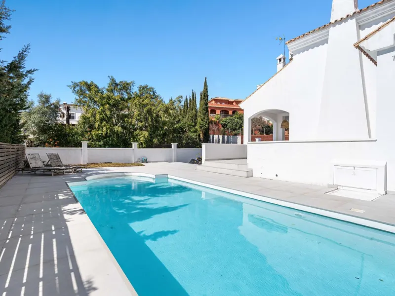 House - Detached Villa в продаже в Estepona, Málaga. В доме 5 спален и 4 ванных комнат. Площадь дома 452 м². Площадь участка 756 м²