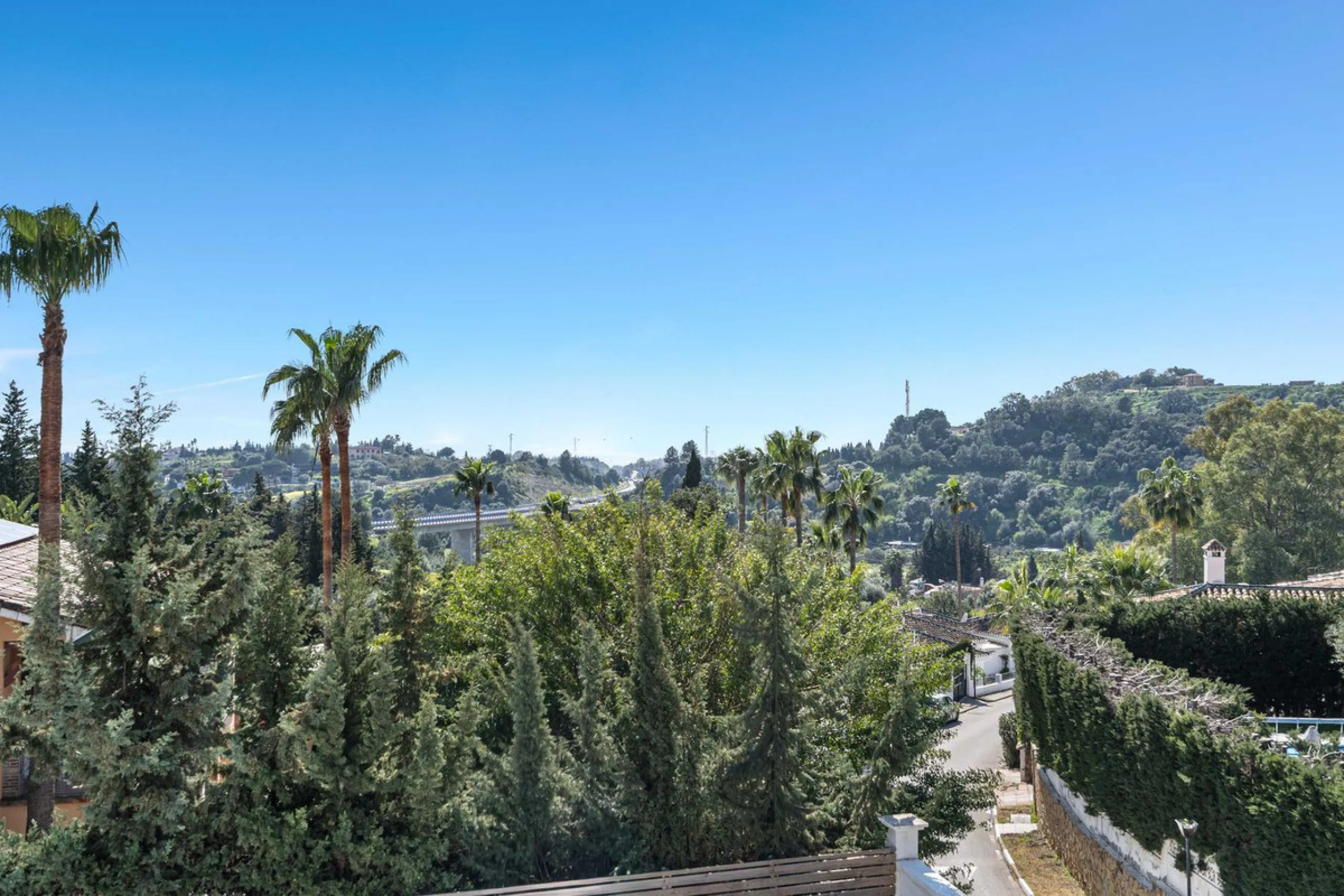 House - Detached Villa в продаже в Estepona, Málaga. В доме 5 спален и 4 ванных комнат. Площадь дома 452 м². Площадь участка 756 м²