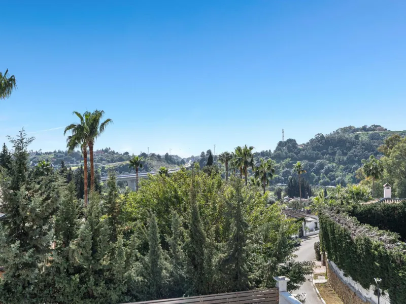 House - Detached Villa в продаже в Estepona, Málaga. В доме 5 спален и 4 ванных комнат. Площадь дома 452 м². Площадь участка 756 м²