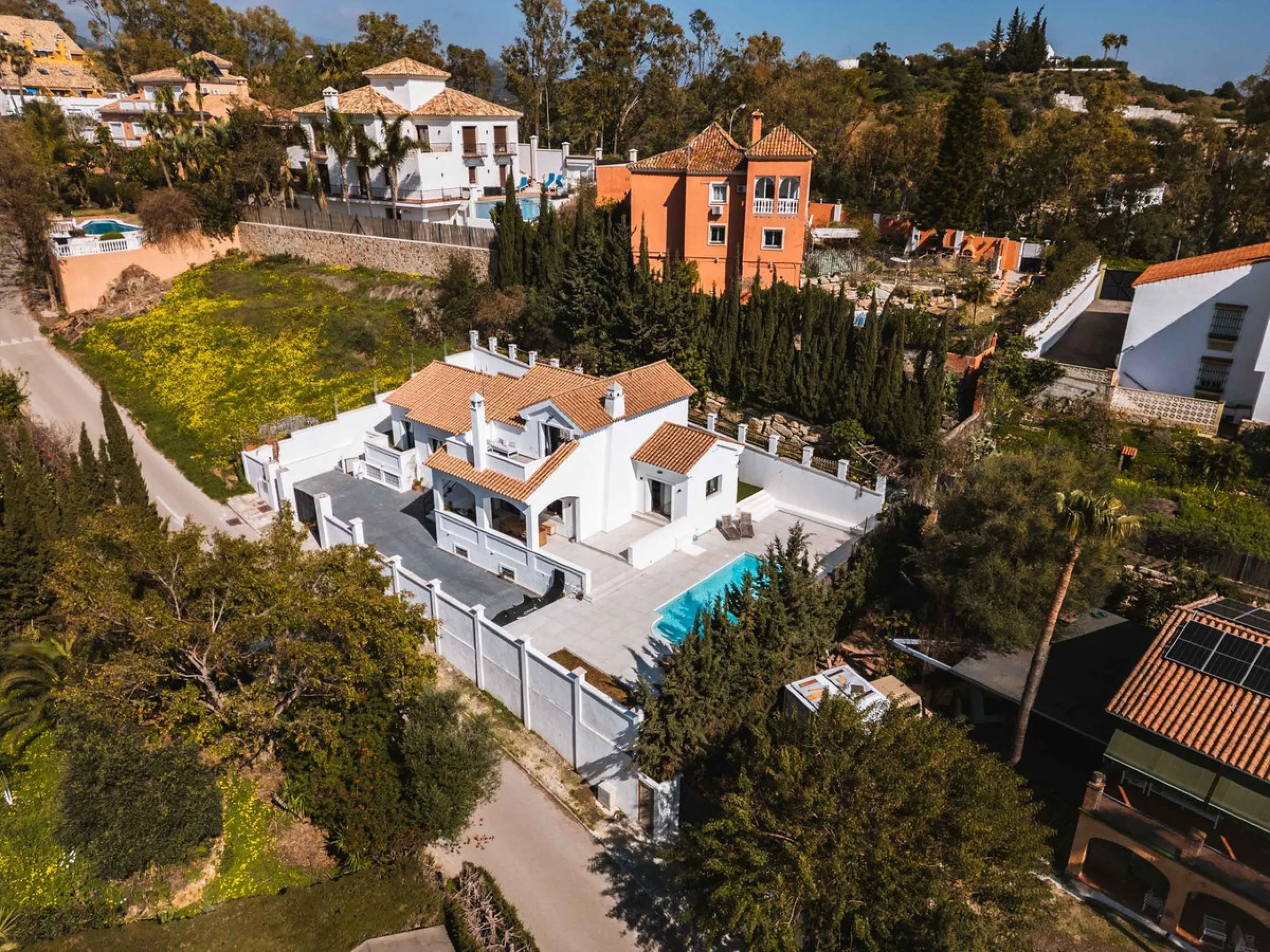 House - Detached Villa в продаже в Estepona, Málaga. В доме 5 спален и 4 ванных комнат. Площадь дома 452 м². Площадь участка 756 м²