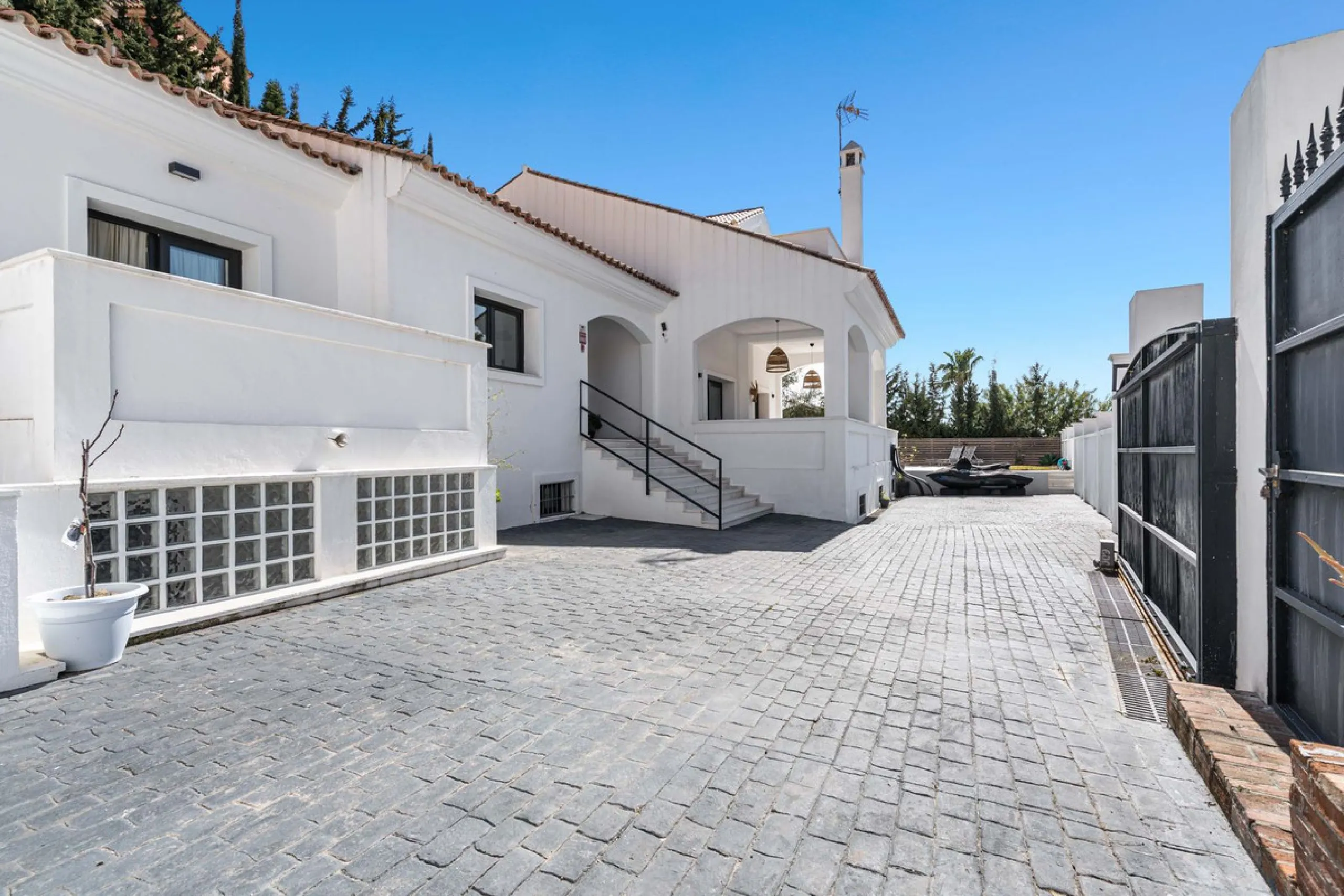 House - Detached Villa в продаже в Estepona, Málaga. В доме 5 спален и 4 ванных комнат. Площадь дома 452 м². Площадь участка 756 м²