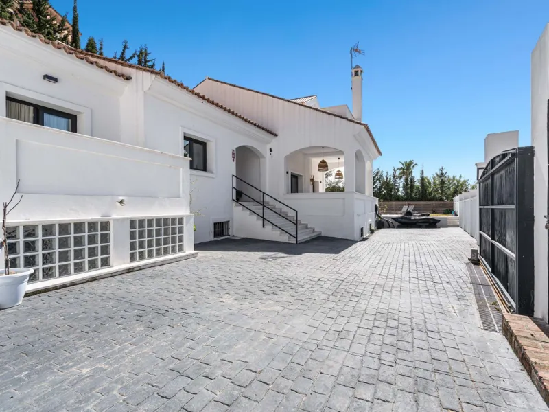 House - Detached Villa в продаже в Estepona, Málaga. В доме 5 спален и 4 ванных комнат. Площадь дома 452 м². Площадь участка 756 м²