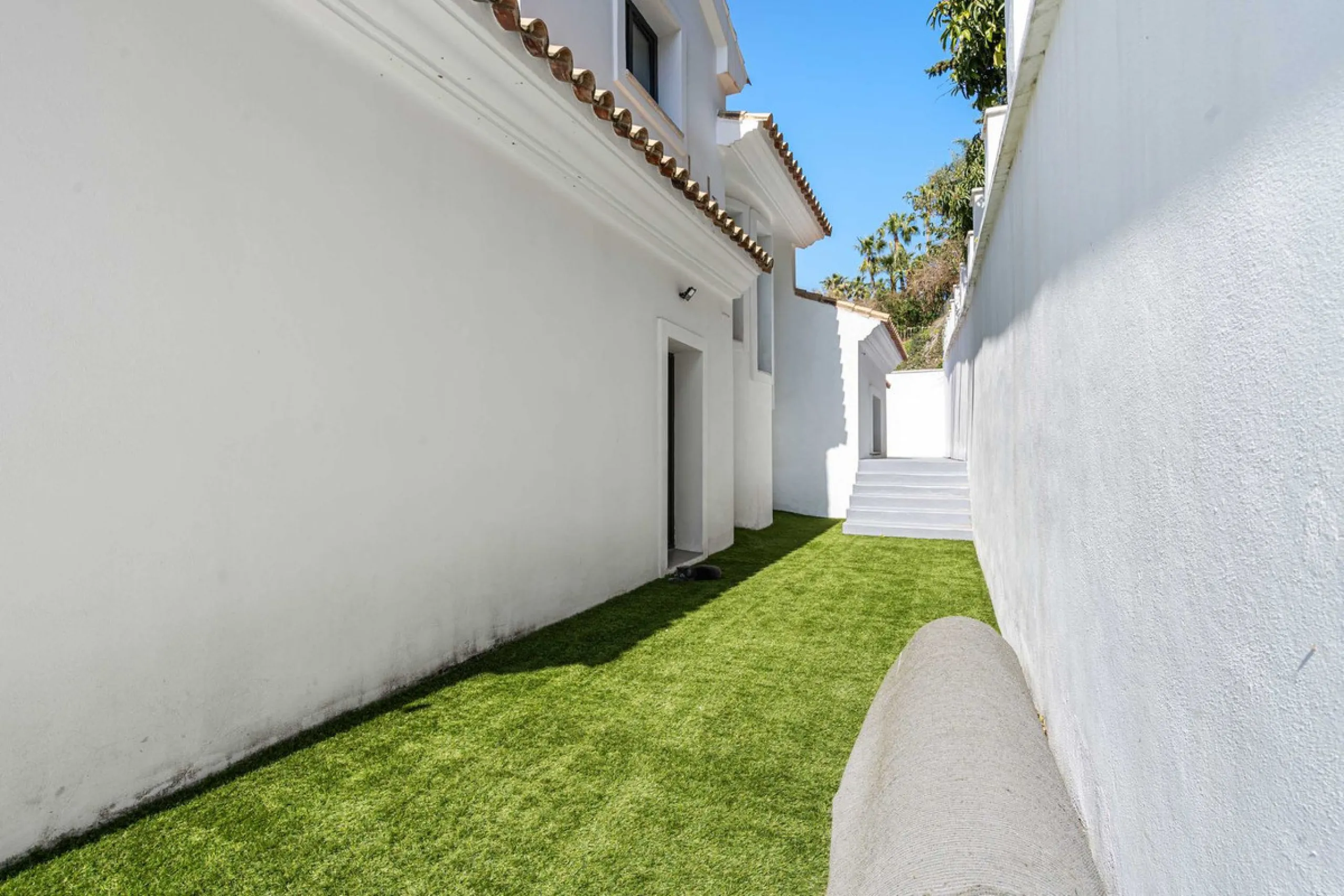 House - Detached Villa в продаже в Estepona, Málaga. В доме 5 спален и 4 ванных комнат. Площадь дома 452 м². Площадь участка 756 м²