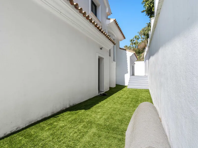 House - Detached Villa в продаже в Estepona, Málaga. В доме 5 спален и 4 ванных комнат. Площадь дома 452 м². Площадь участка 756 м²