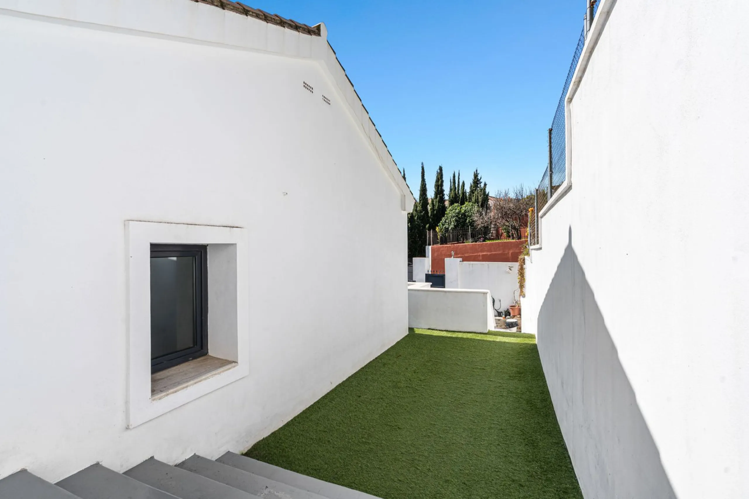 House - Detached Villa в продаже в Estepona, Málaga. В доме 5 спален и 4 ванных комнат. Площадь дома 452 м². Площадь участка 756 м²