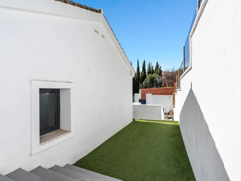 House - Detached Villa в продаже в Estepona, Málaga. В доме 5 спален и 4 ванных комнат. Площадь дома 452 м². Площадь участка 756 м²