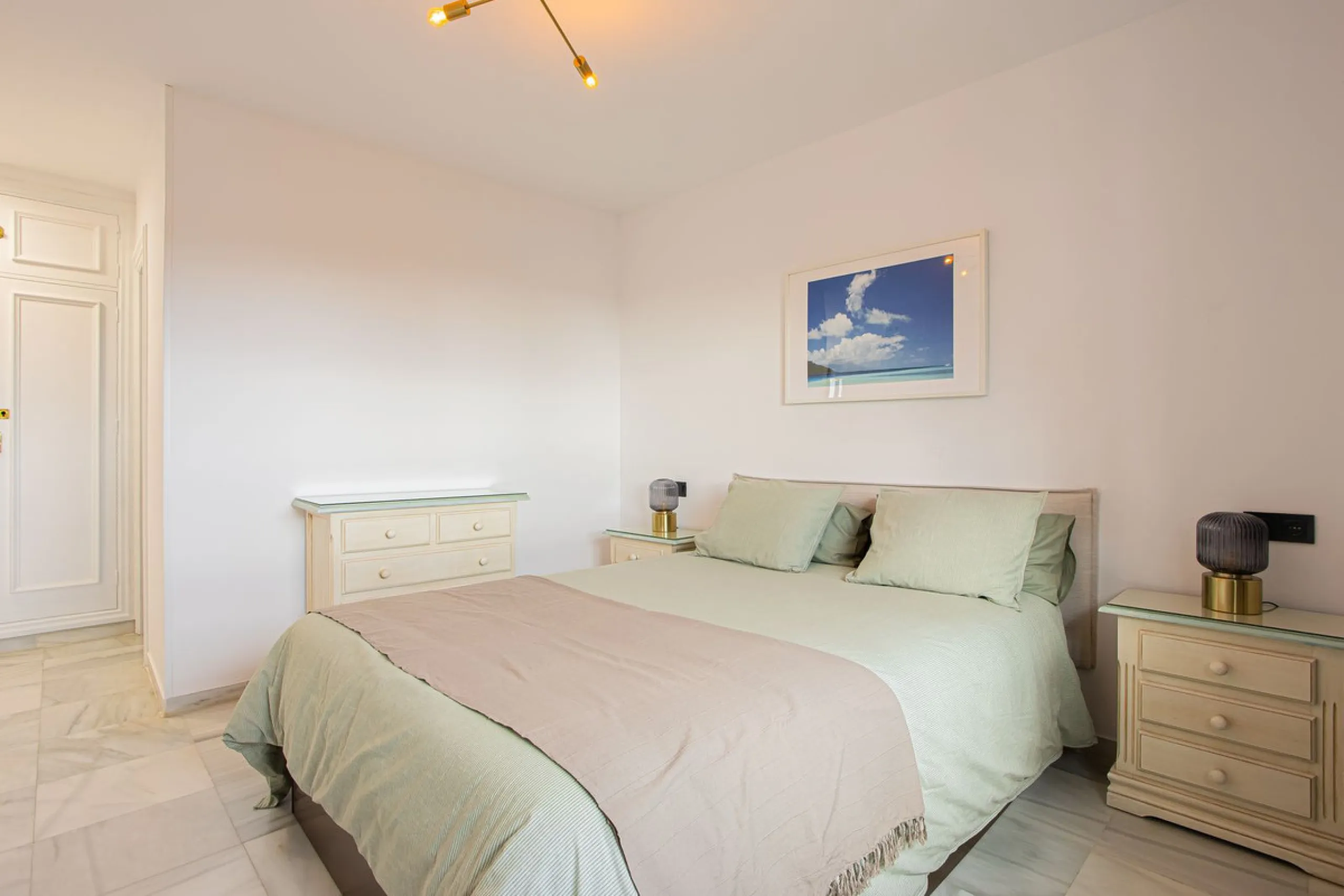 Apartment - Penthouse Duplex в продаже в Marbella, Málaga. В доме 2 спален и 3 ванных комнат. Площадь дома 100 м²
