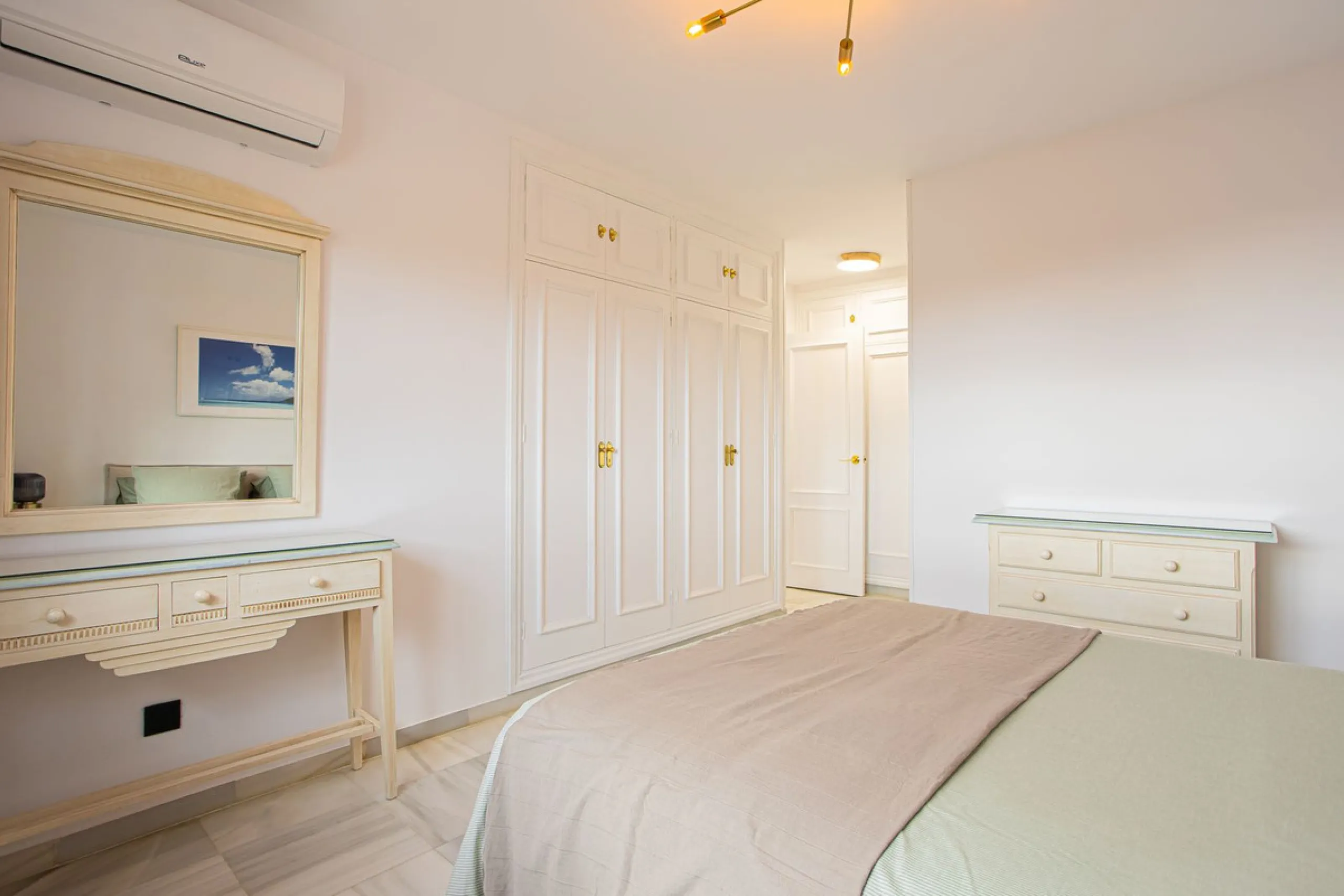 Apartment - Penthouse Duplex в продаже в Marbella, Málaga. В доме 2 спален и 3 ванных комнат. Площадь дома 100 м²