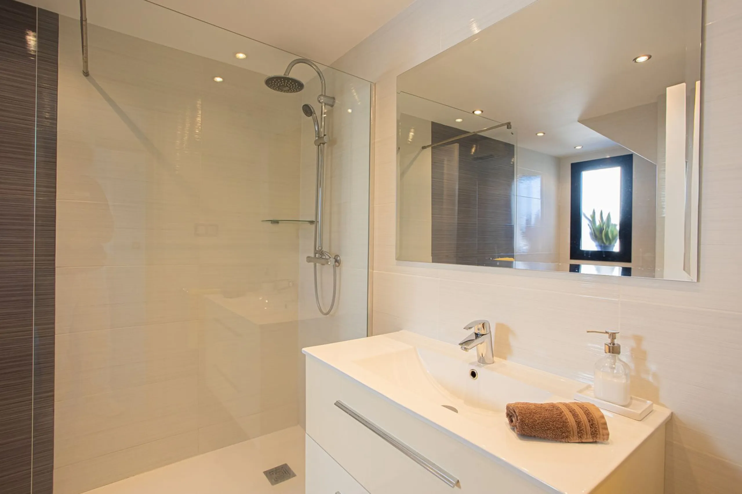 Apartment - Penthouse Duplex в продаже в Marbella, Málaga. В доме 2 спален и 3 ванных комнат. Площадь дома 100 м²
