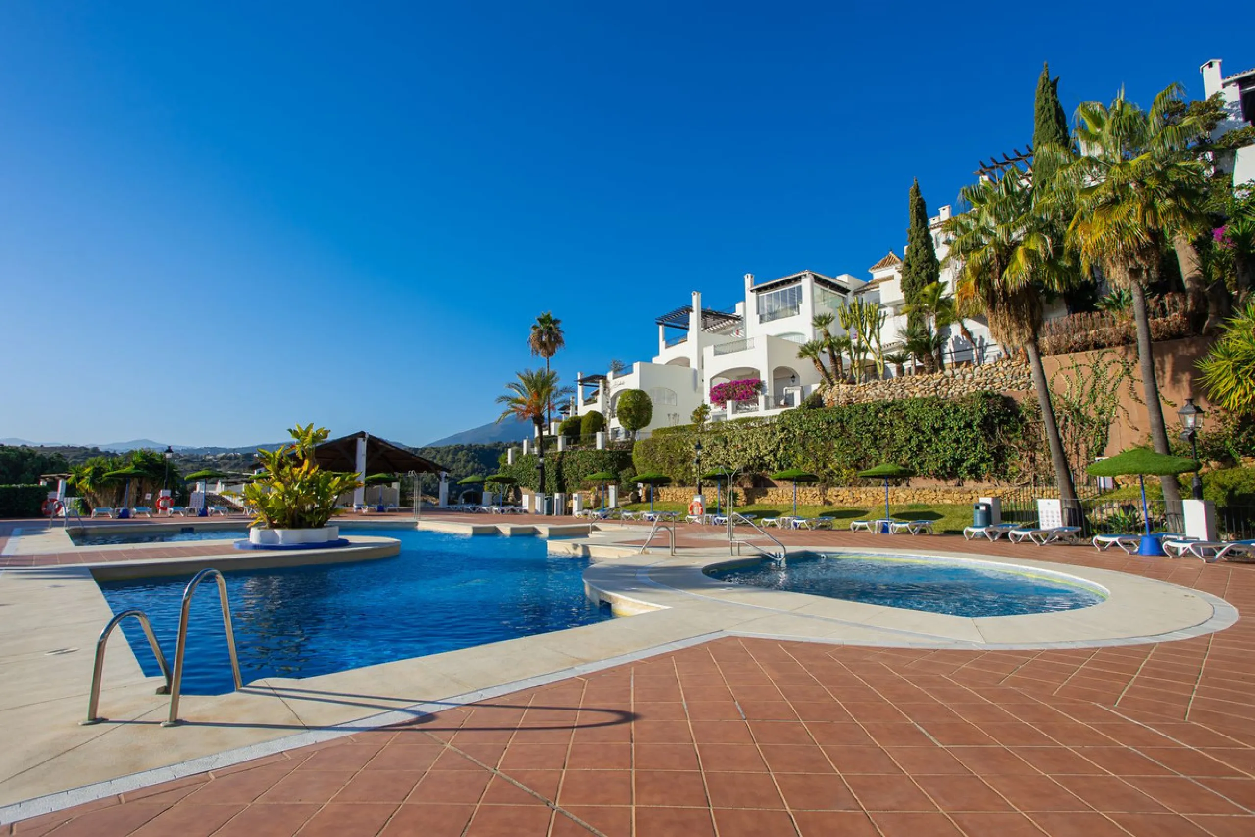 Apartment - Penthouse Duplex в продаже в Marbella, Málaga. В доме 2 спален и 3 ванных комнат. Площадь дома 100 м²