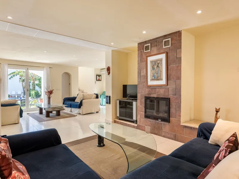 Charming Spanish Villa with Sea Views Just 100m from the Beach – Prime Linda Vista Baja Location Near San Pedro