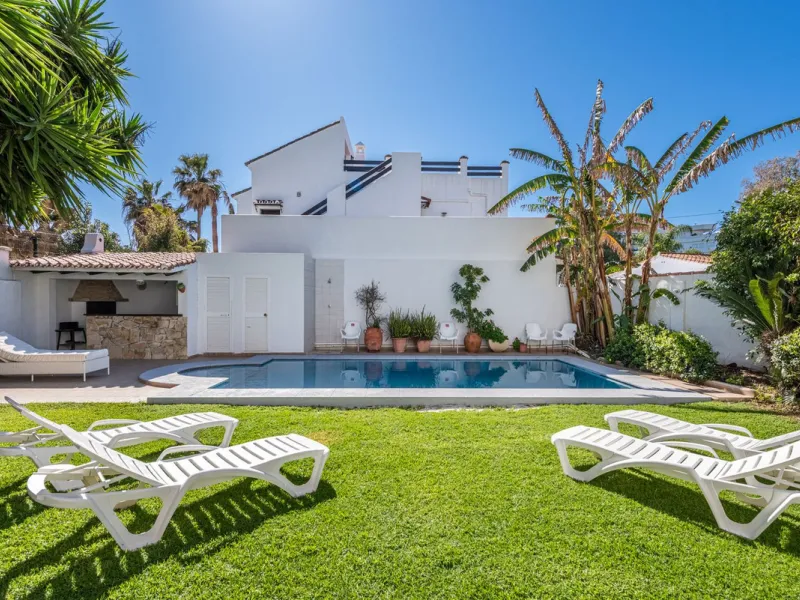 Charming Spanish Villa with Sea Views Just 100m from the Beach – Prime Linda Vista Baja Location Near San Pedro