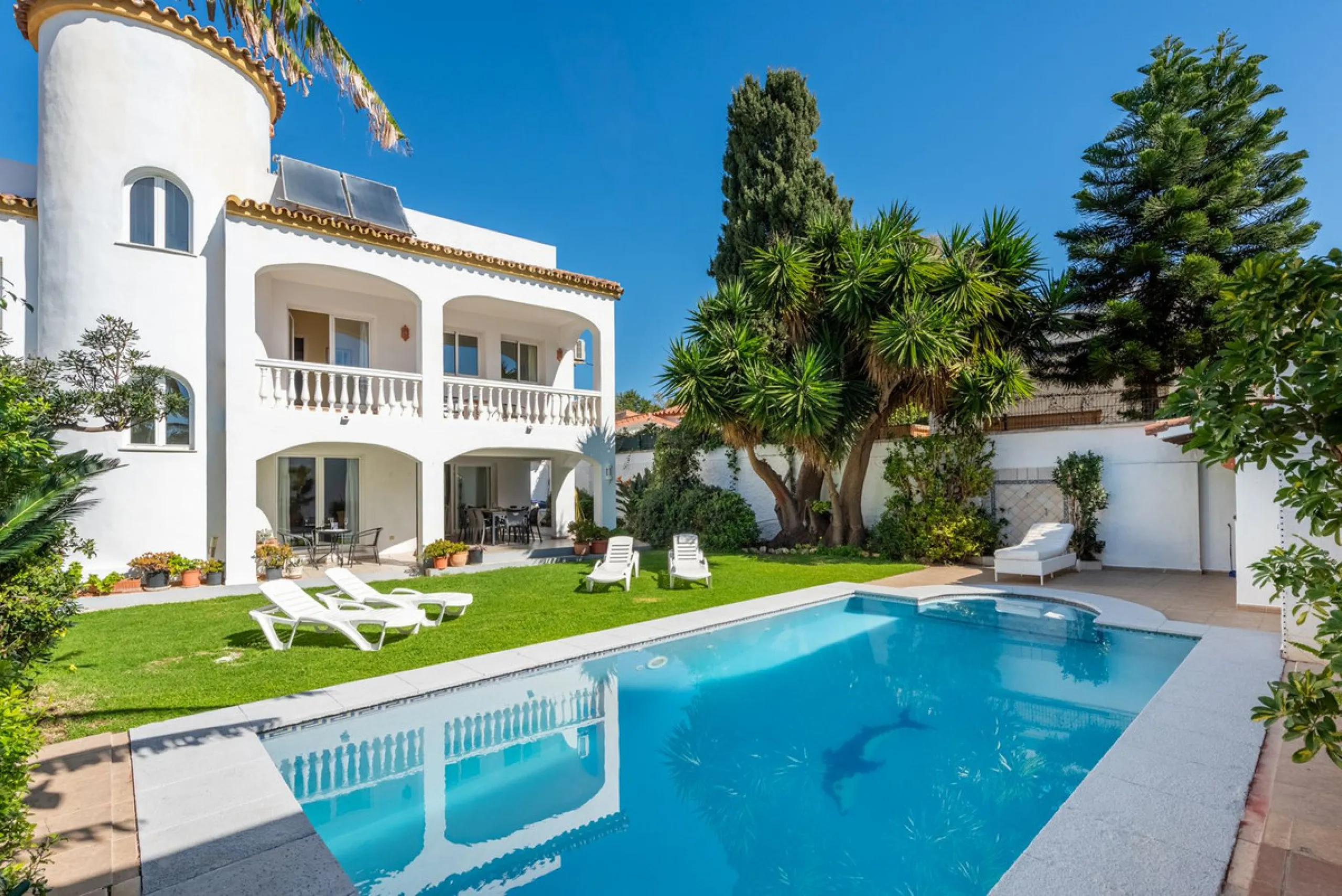 Charming Spanish Villa with Sea Views Just 100m from the Beach – Prime Linda Vista Baja Location Near San Pedro