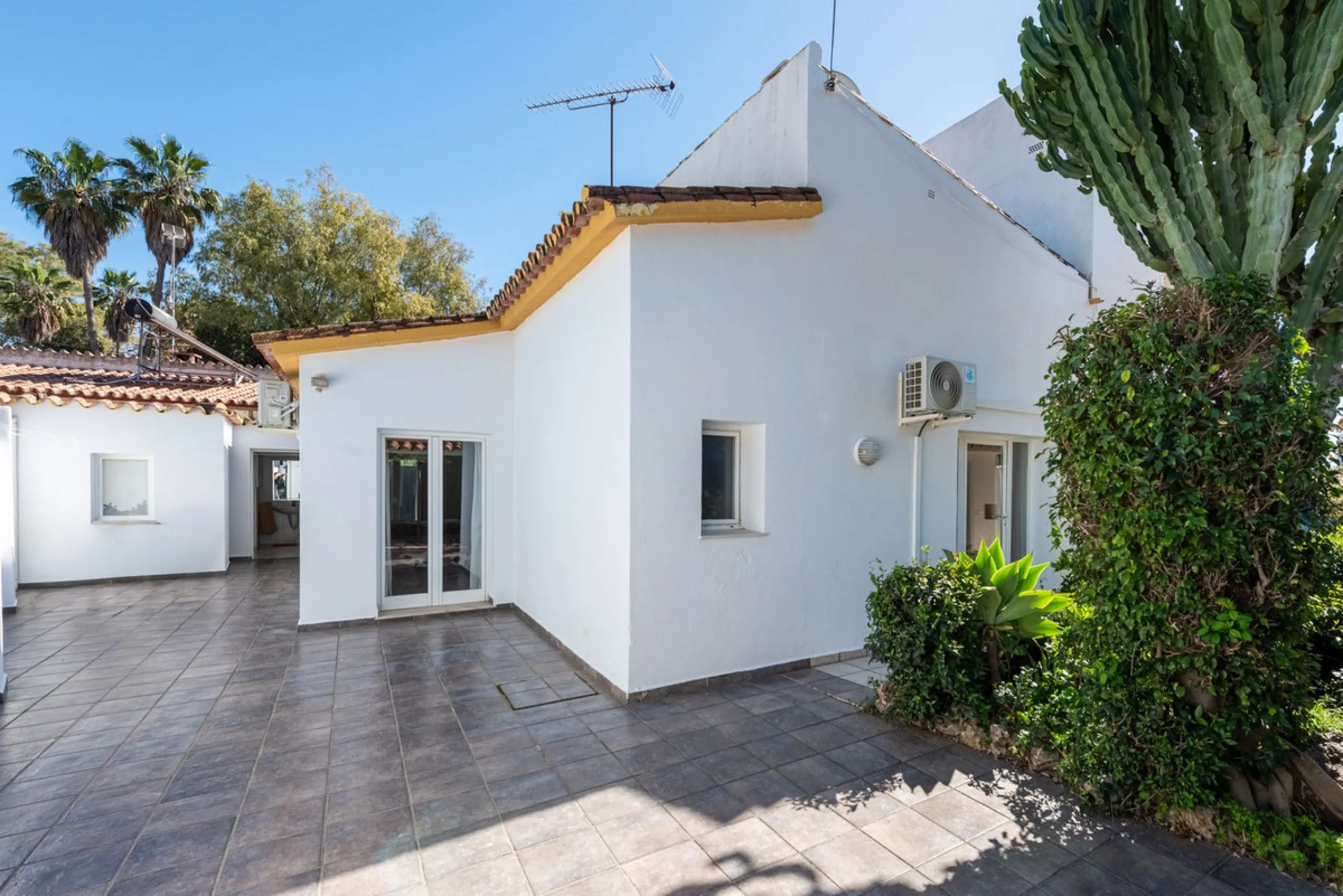Charming Spanish Villa with Sea Views Just 100m from the Beach – Prime Linda Vista Baja Location Near San Pedro