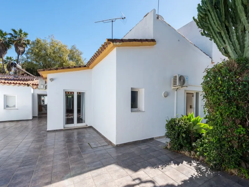Charming Spanish Villa with Sea Views Just 100m from the Beach – Prime Linda Vista Baja Location Near San Pedro