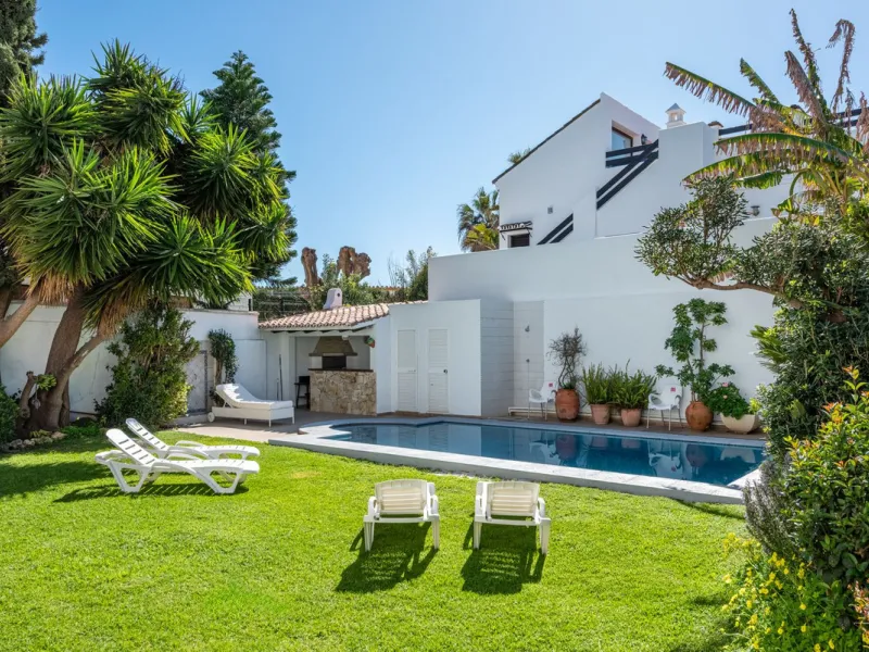 Charming Spanish Villa with Sea Views Just 100m from the Beach – Prime Linda Vista Baja Location Near San Pedro