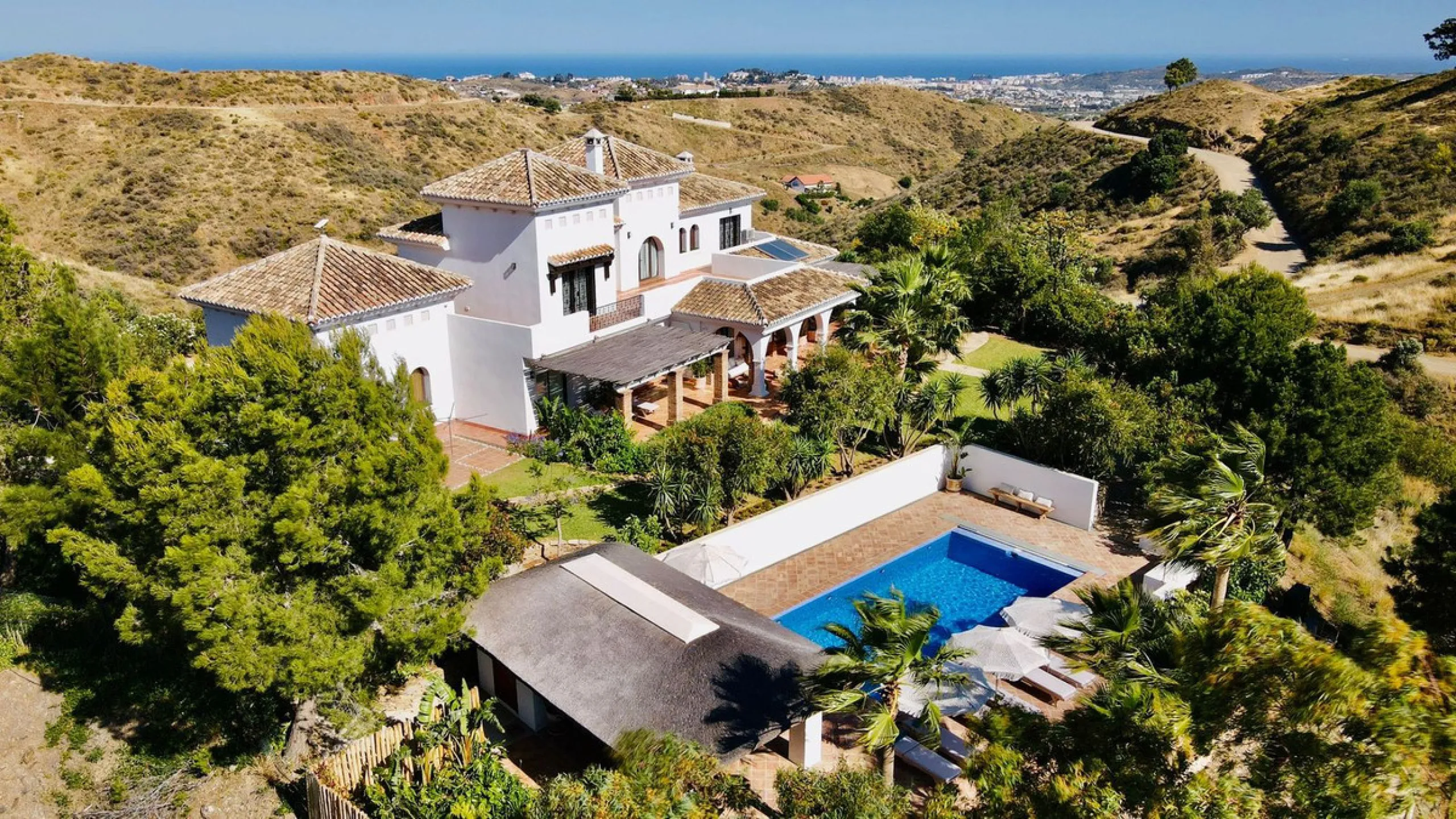 House - Detached Villa в продаже в Mijas, Málaga. В доме 4 спален и 3 ванных комнат. Площадь дома 500 м²