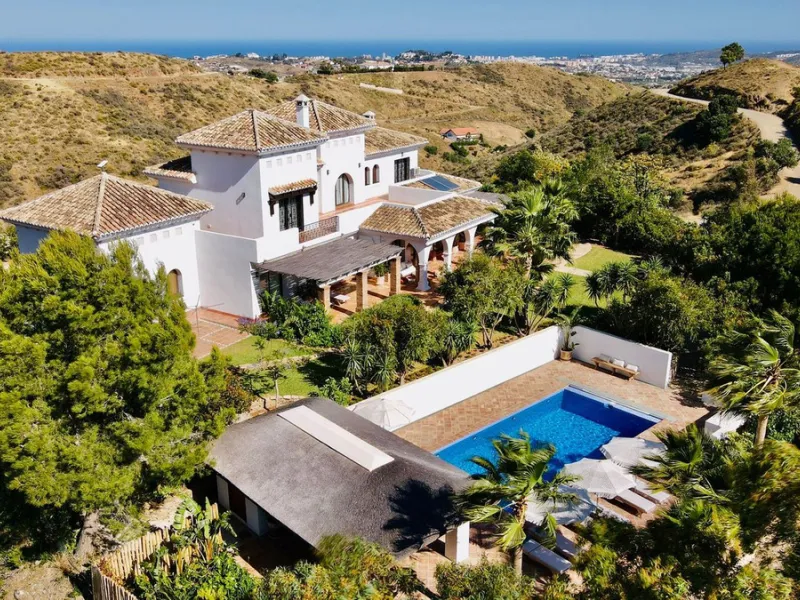 House - Detached Villa в продаже в Mijas, Málaga. В доме 4 спален и 3 ванных комнат. Площадь дома 500 м²