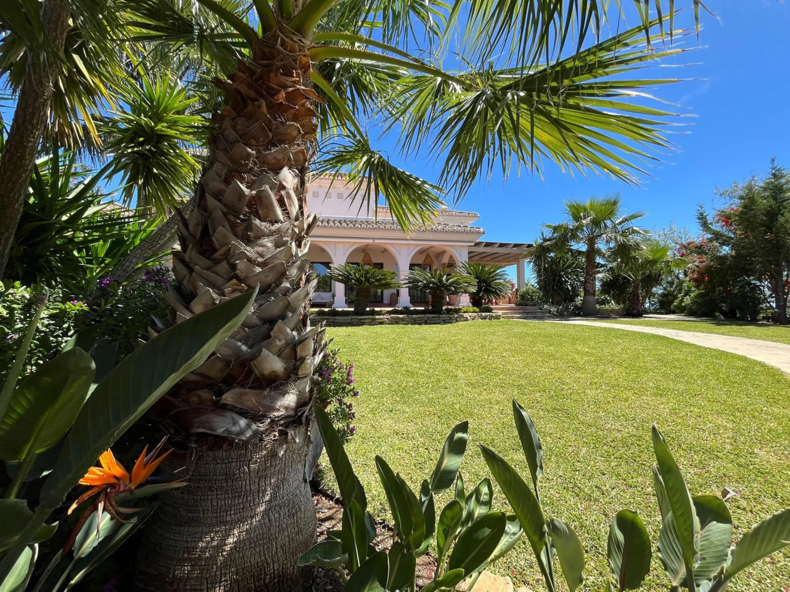 House - Detached Villa в продаже в Mijas, Málaga. В доме 4 спален и 3 ванных комнат. Площадь дома 500 м²
