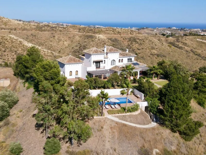 House - Detached Villa в продаже в Mijas, Málaga. В доме 4 спален и 3 ванных комнат. Площадь дома 500 м²