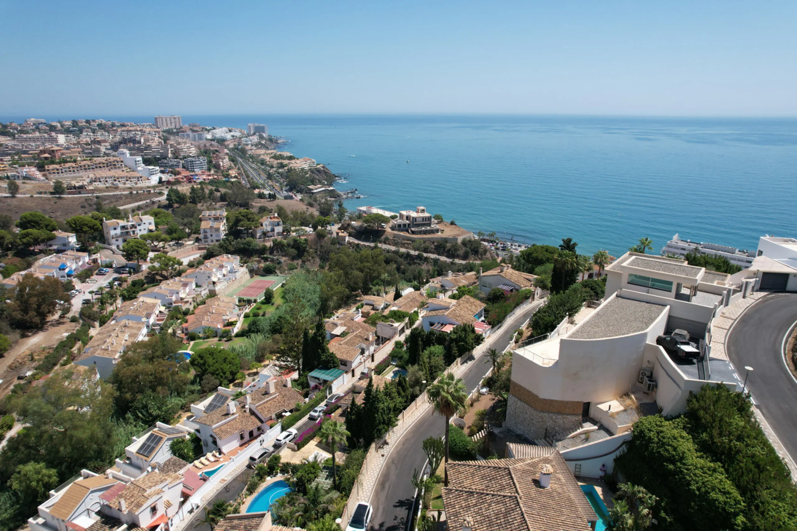 Welcome to this lovely, large villa in Torremuelle. The villa is located on a small hill with amazing views over the coastline and mountains of Benalmadena Costa. The location is just perfect, close to the sea and with excellent communication. You can rea