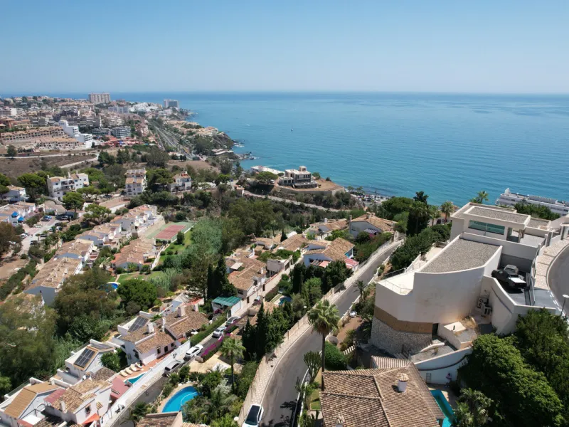 Welcome to this lovely, large villa in Torremuelle. The villa is located on a small hill with amazing views over the coastline and mountains of Benalmadena Costa. The location is just perfect, close to the sea and with excellent communication. You can rea