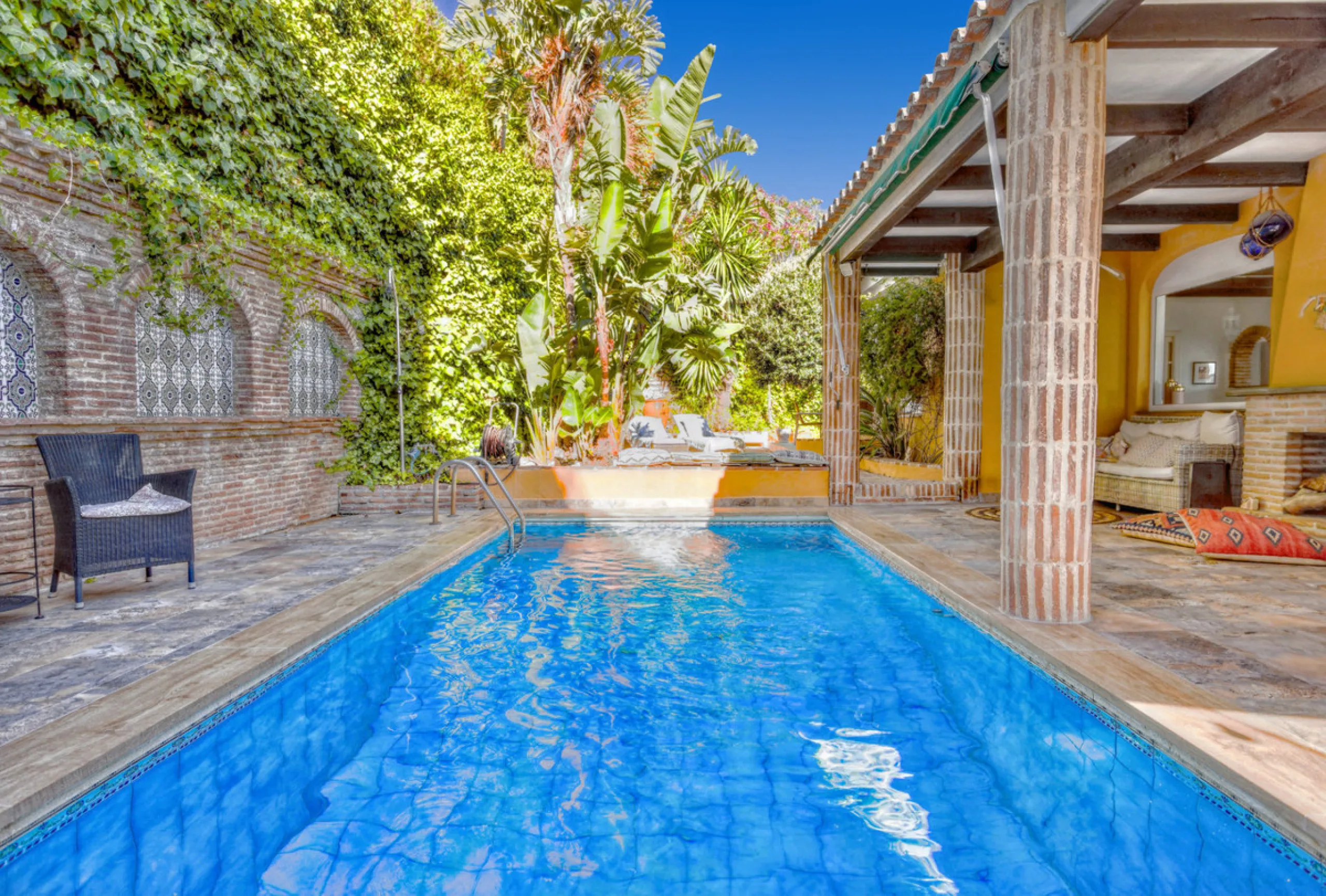 Welcome to this lovely, large villa in Torremuelle. The villa is located on a small hill with amazing views over the coastline and mountains of Benalmadena Costa. The location is just perfect, close to the sea and with excellent communication. You can rea