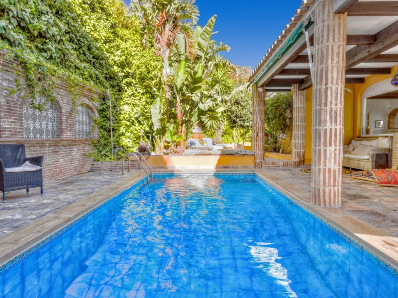 Welcome to this lovely, large villa in Torremuelle. The villa is located on a small hill with amazing views over the coastline and mountains of Benalmadena Costa. The location is just perfect, close to the sea and with excellent communication. You can rea