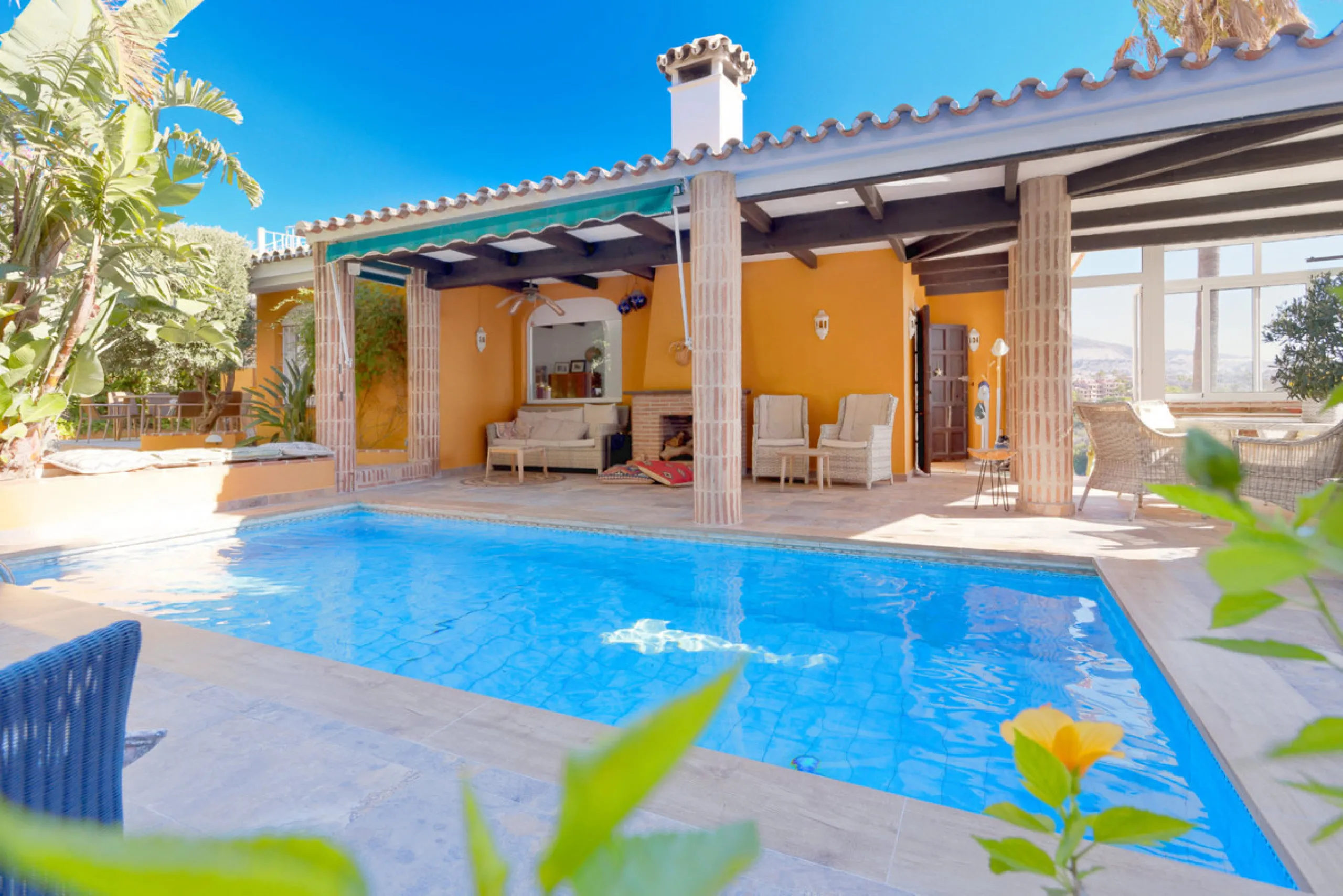 Welcome to this lovely, large villa in Torremuelle. The villa is located on a small hill with amazing views over the coastline and mountains of Benalmadena Costa. The location is just perfect, close to the sea and with excellent communication. You can rea