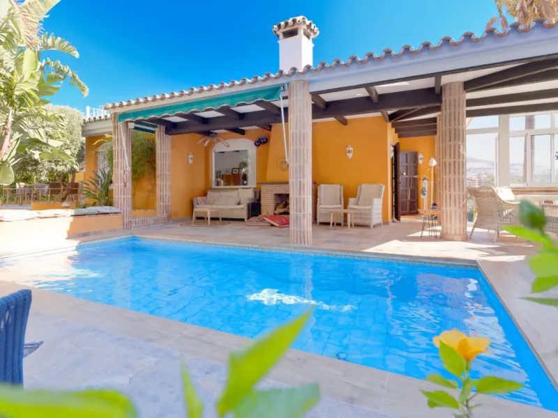 Welcome to this lovely, large villa in Torremuelle. The villa is located on a small hill with amazing views over the coastline and mountains of Benalmadena Costa. The location is just perfect, close to the sea and with excellent communication. You can rea