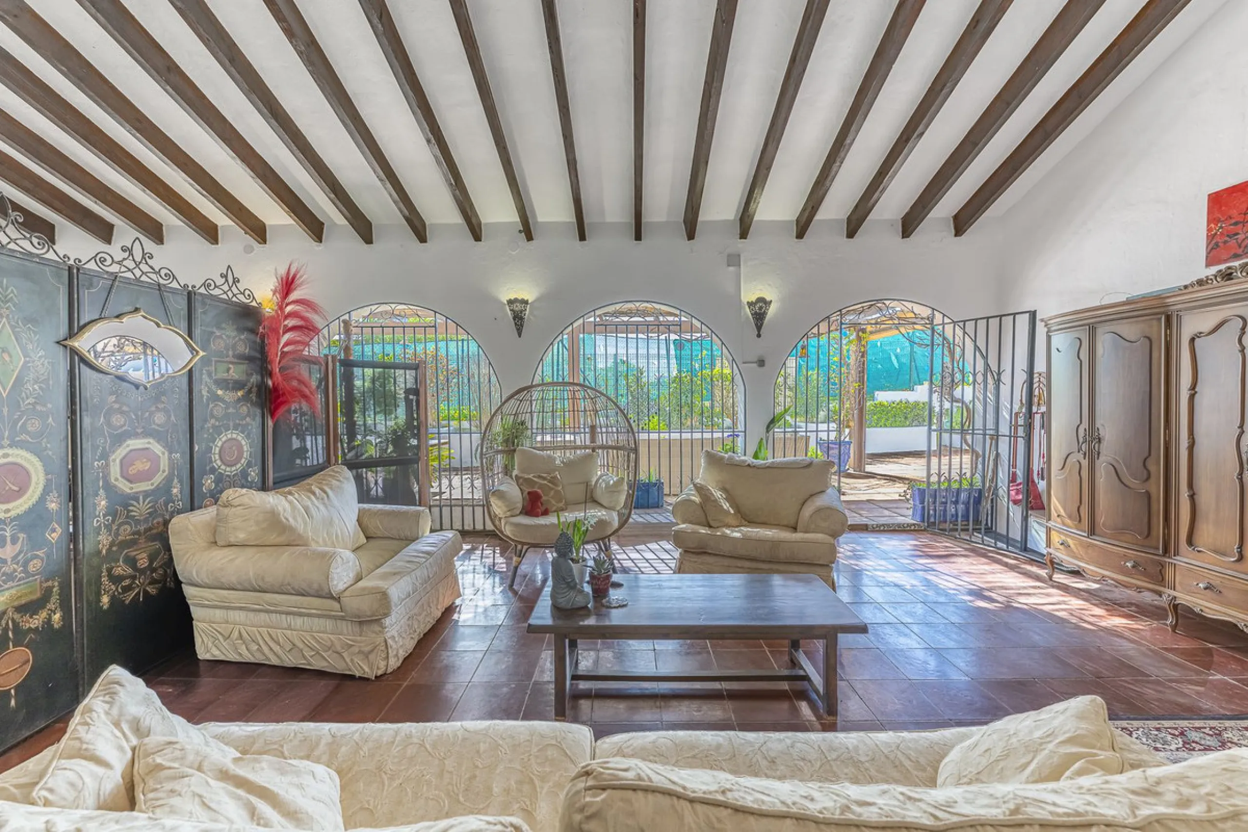 There are beautiful houses… and then there are places that create a special feeling from the very first moment.