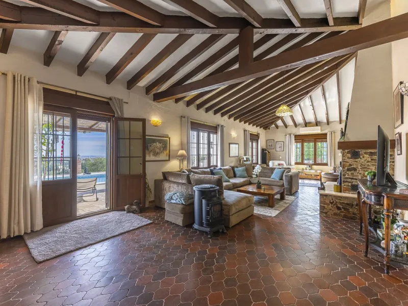 There are beautiful houses… and then there are places that create a special feeling from the very first moment.