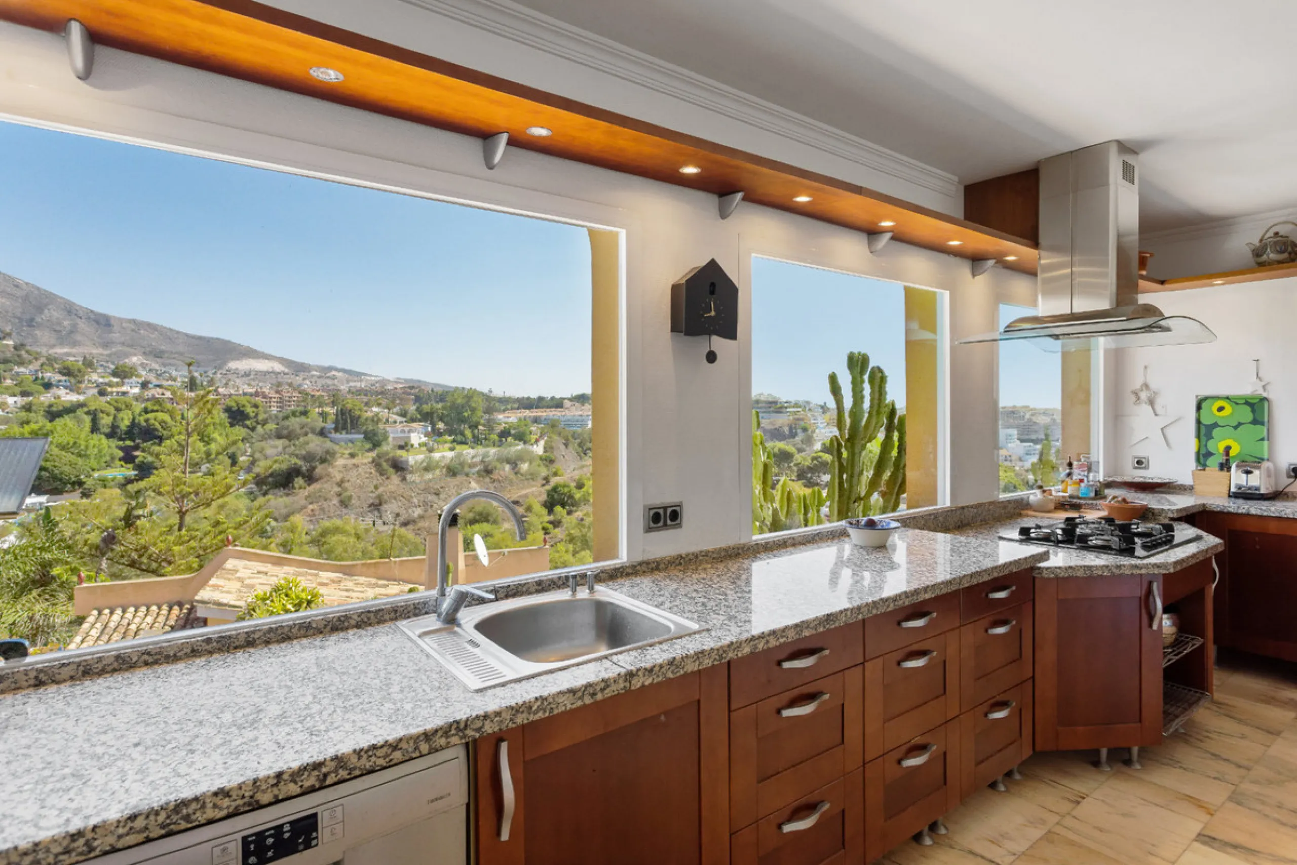 Welcome to this lovely, large villa in Torremuelle. The villa is located on a small hill with amazing views over the coastline and mountains of Benalmadena Costa. The location is just perfect, close to the sea and with excellent communication. You can rea