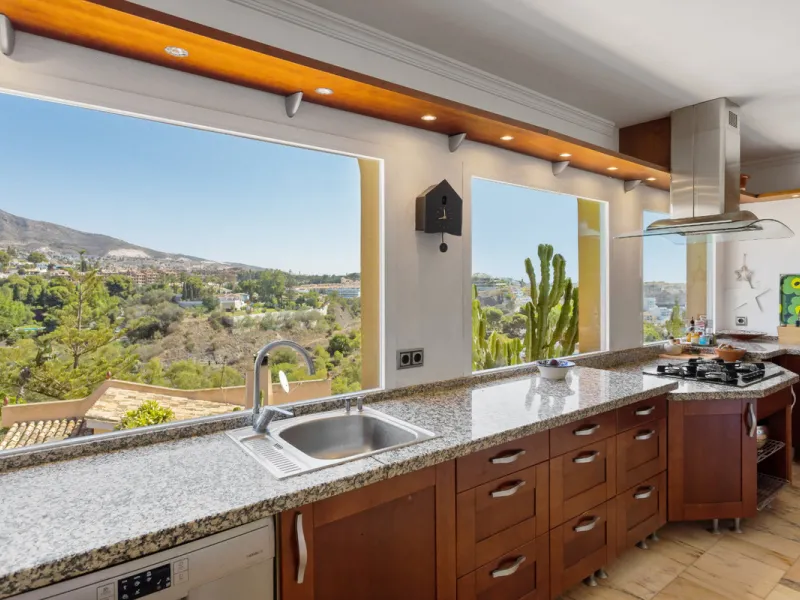 Welcome to this lovely, large villa in Torremuelle. The villa is located on a small hill with amazing views over the coastline and mountains of Benalmadena Costa. The location is just perfect, close to the sea and with excellent communication. You can rea
