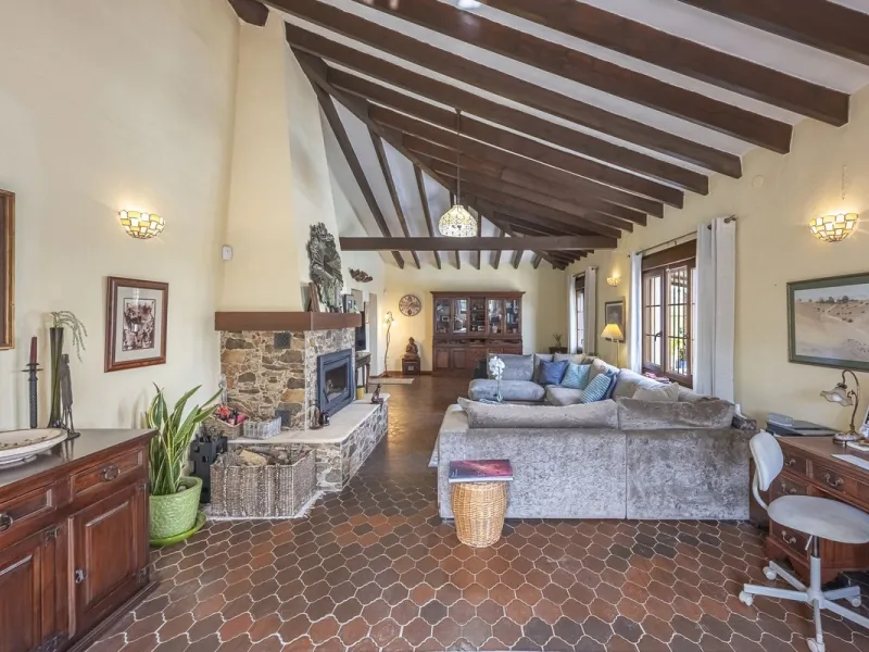 There are beautiful houses… and then there are places that create a special feeling from the very first moment.