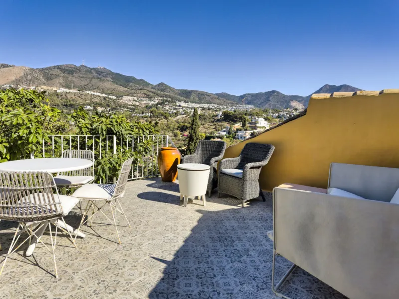 Welcome to this lovely, large villa in Torremuelle. The villa is located on a small hill with amazing views over the coastline and mountains of Benalmadena Costa. The location is just perfect, close to the sea and with excellent communication. You can rea