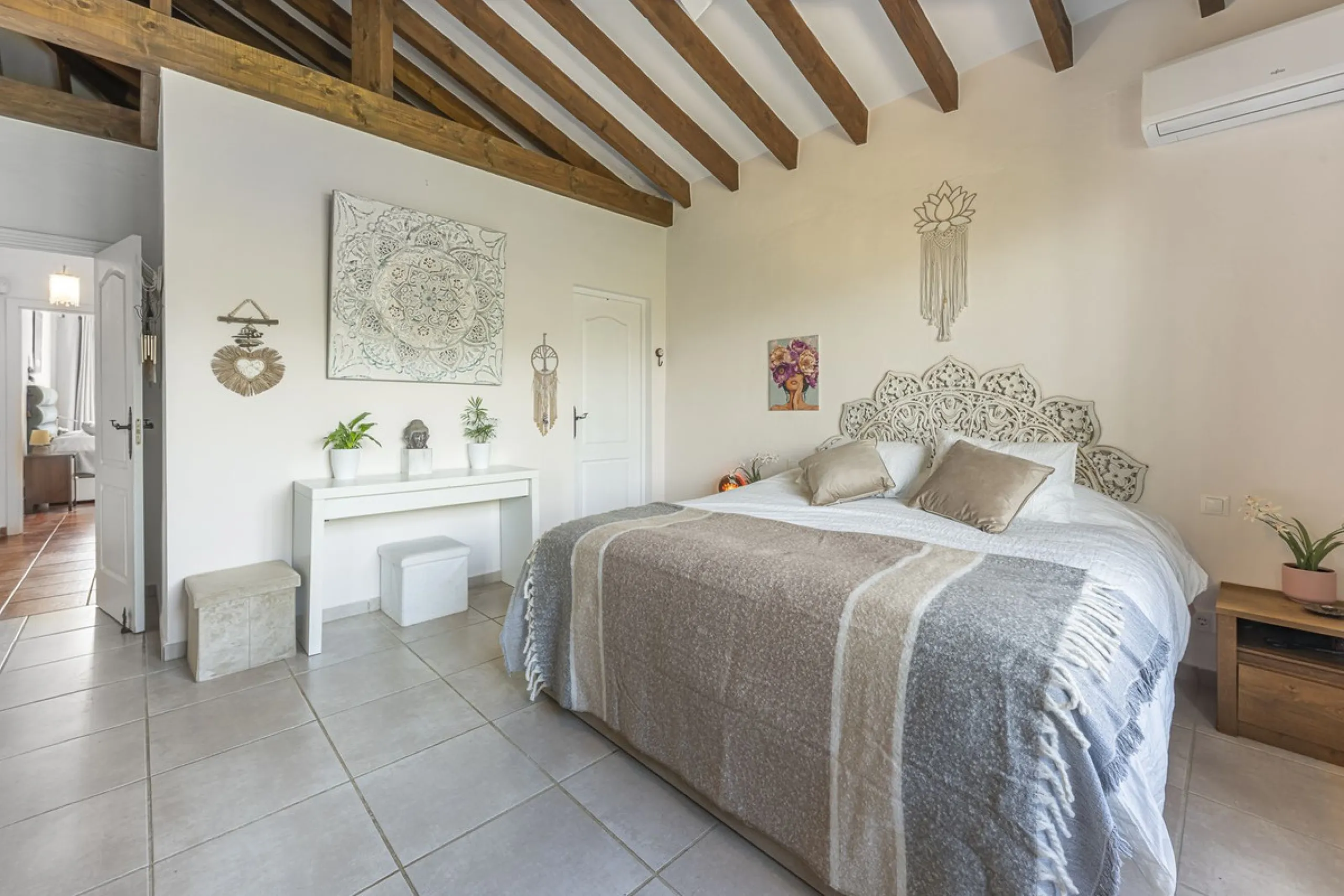 There are beautiful houses… and then there are places that create a special feeling from the very first moment.