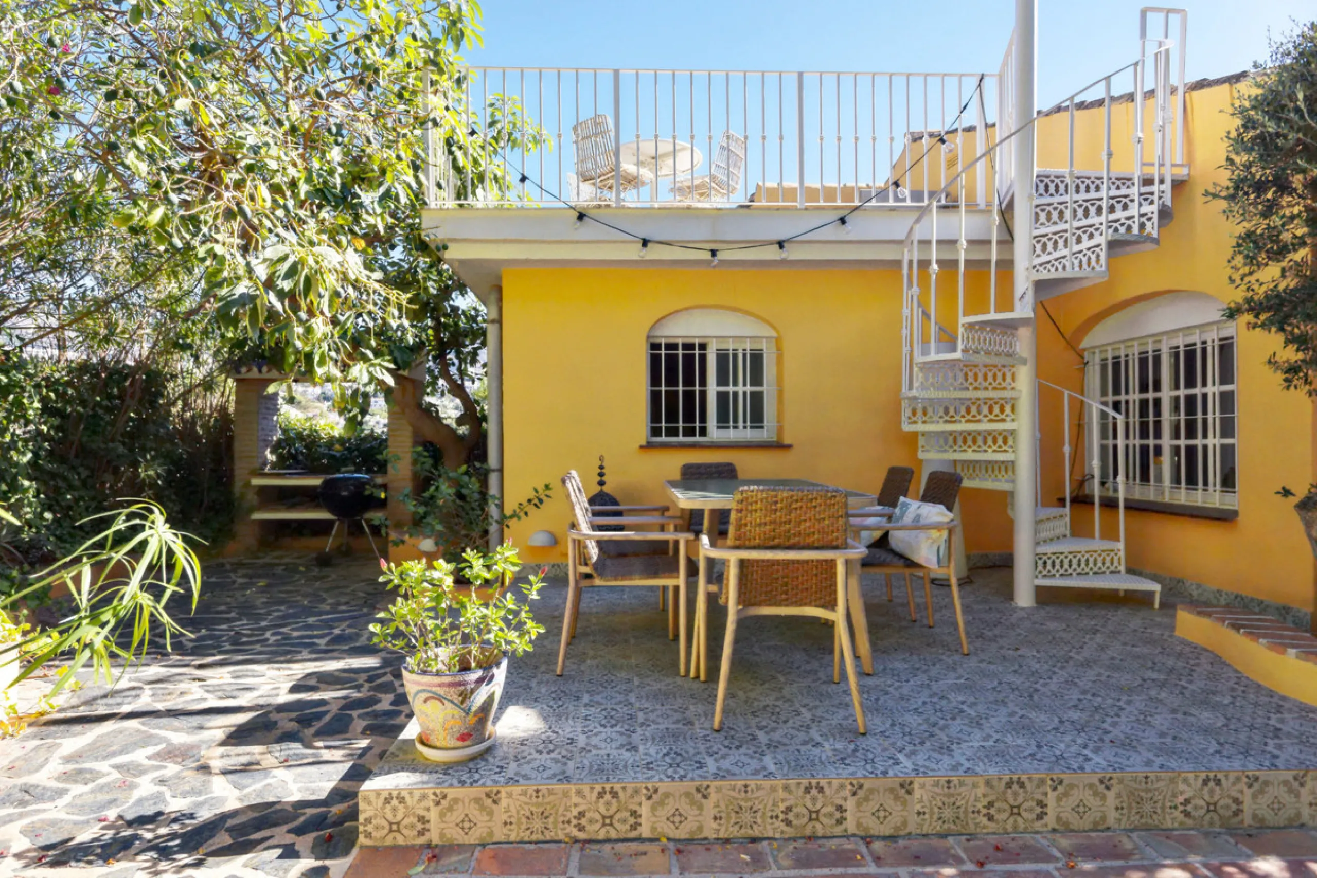 Welcome to this lovely, large villa in Torremuelle. The villa is located on a small hill with amazing views over the coastline and mountains of Benalmadena Costa. The location is just perfect, close to the sea and with excellent communication. You can rea