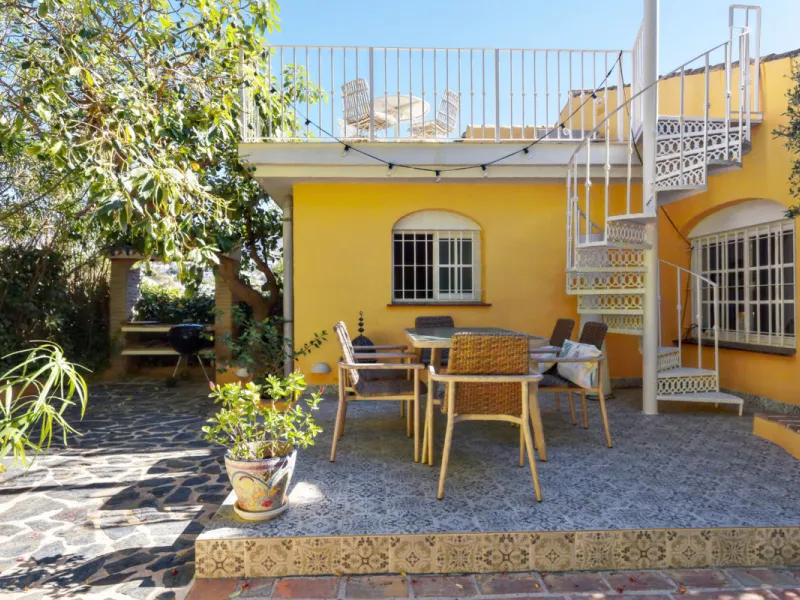 Welcome to this lovely, large villa in Torremuelle. The villa is located on a small hill with amazing views over the coastline and mountains of Benalmadena Costa. The location is just perfect, close to the sea and with excellent communication. You can rea