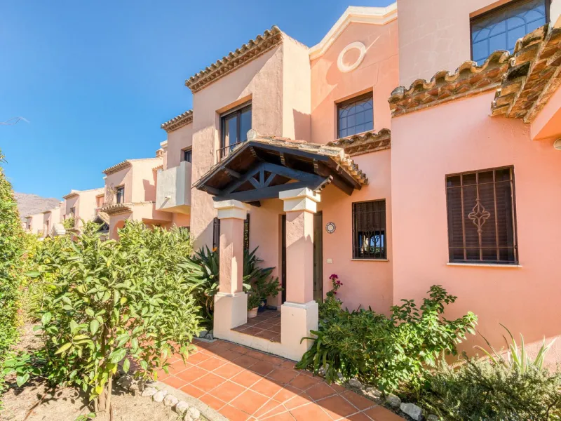 House - Townhouse в продаже в Estepona, Málaga. В доме 3 спален и 3 ванных комнат. Площадь дома 161 м²