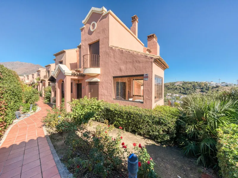 Refined Three-Bedroom Townhouse in an Exclusive Gated Community | Estepona