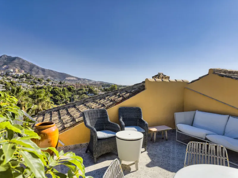 Welcome to this lovely, large villa in Torremuelle. The villa is located on a small hill with amazing views over the coastline and mountains of Benalmadena Costa. The location is just perfect, close to the sea and with excellent communication. You can rea