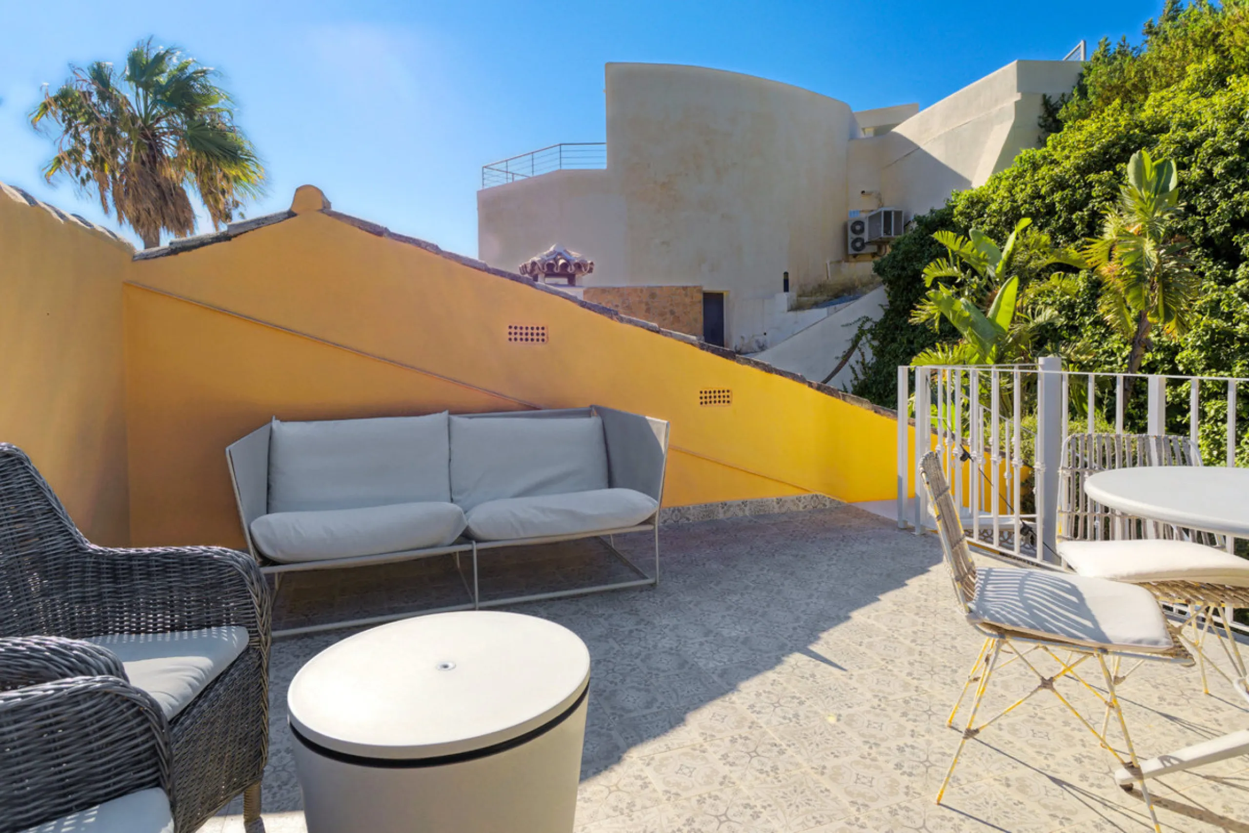 Welcome to this lovely, large villa in Torremuelle. The villa is located on a small hill with amazing views over the coastline and mountains of Benalmadena Costa. The location is just perfect, close to the sea and with excellent communication. You can rea