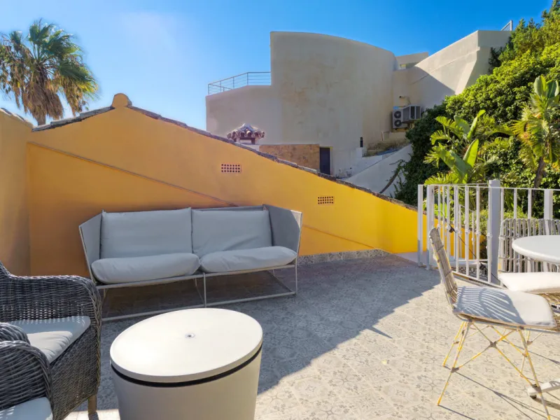 Welcome to this lovely, large villa in Torremuelle. The villa is located on a small hill with amazing views over the coastline and mountains of Benalmadena Costa. The location is just perfect, close to the sea and with excellent communication. You can rea