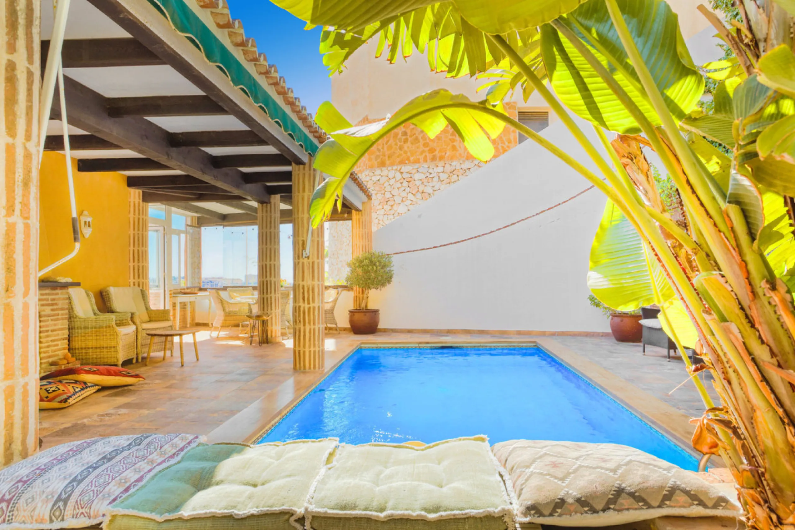 Welcome to this lovely, large villa in Torremuelle. The villa is located on a small hill with amazing views over the coastline and mountains of Benalmadena Costa. The location is just perfect, close to the sea and with excellent communication. You can rea