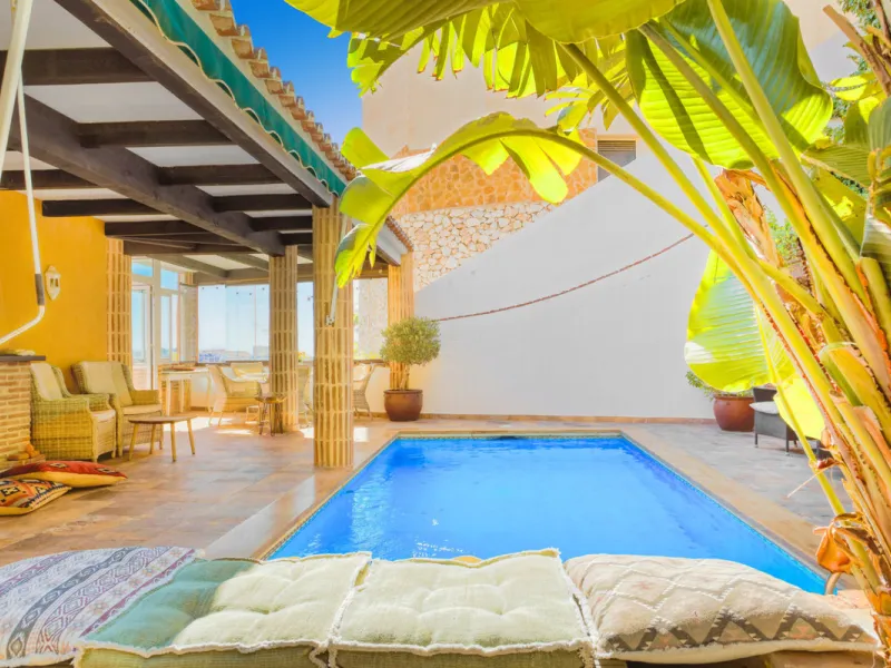 Welcome to this lovely, large villa in Torremuelle. The villa is located on a small hill with amazing views over the coastline and mountains of Benalmadena Costa. The location is just perfect, close to the sea and with excellent communication. You can rea