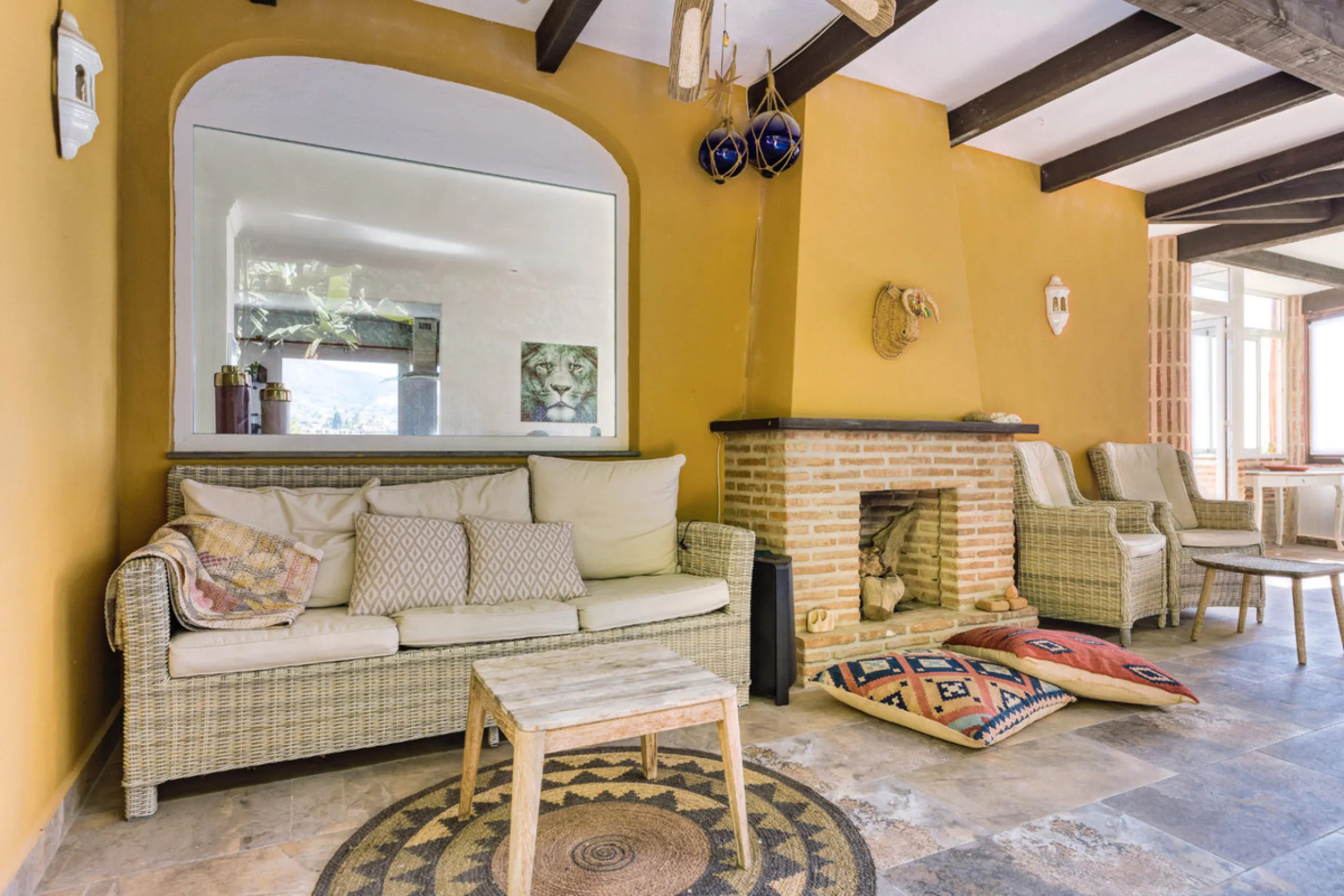 Welcome to this lovely, large villa in Torremuelle. The villa is located on a small hill with amazing views over the coastline and mountains of Benalmadena Costa. The location is just perfect, close to the sea and with excellent communication. You can rea